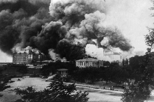 Constantinople (Istanbul) ablaze in 1916 (Photo: Getty)