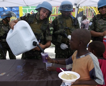 Brazilian UN Peacekeepers provide food a