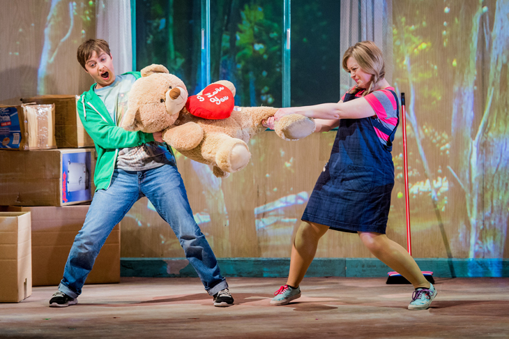 Katie Bray as Hansel and Fflur Wyn as Gretel (Photo: Robert Workman) 